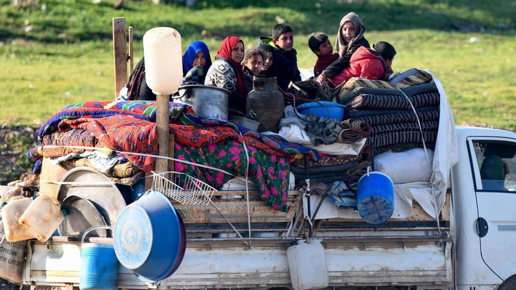 סוריה פליטים סורים בגבול טורקיה חוזרים לבתיהם מחוז חלב