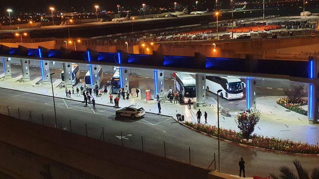 אוטובוסים מחכים בנתב"ג לנוחתים ממינסק