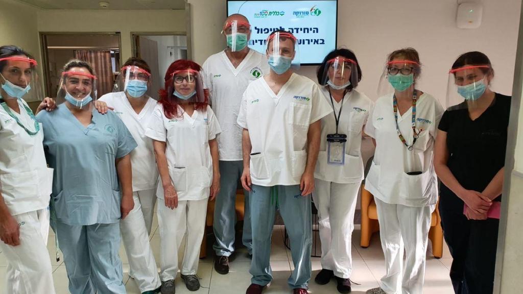  Сотрудники больницы "Сорока" в Беэр-Шеве в масках, полученных от волонтеров. Фото: волонтерская группа при больнице