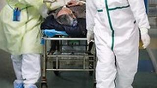 רופאים עם מסכות מובילים חולה ל בידוד ב ווהאן סין נגיף קורונה