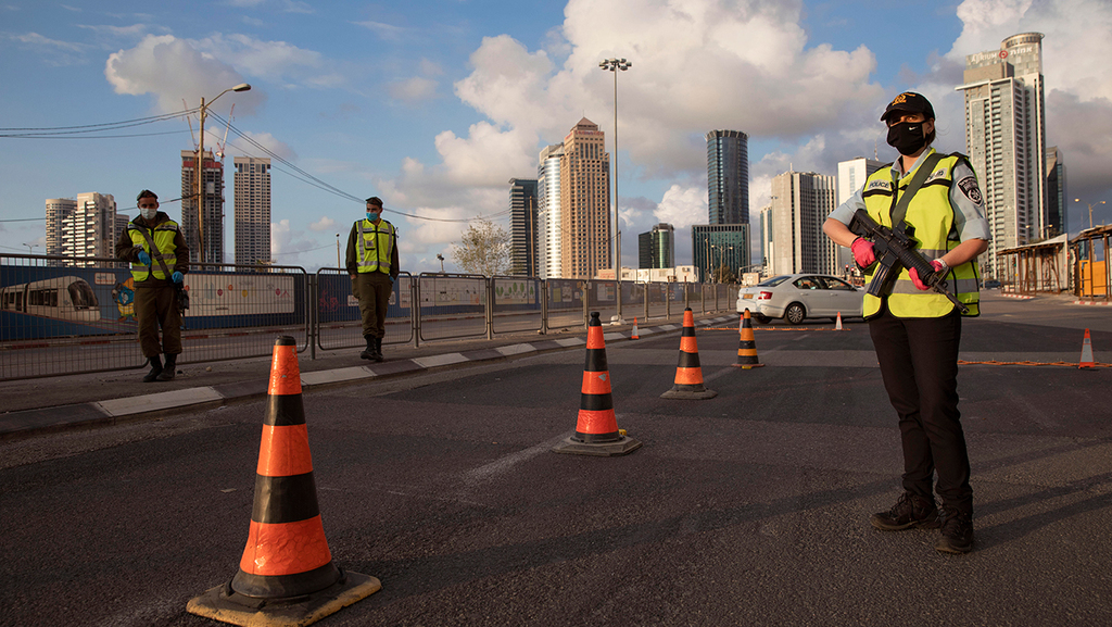Police officers in Tel Aviv during the first lockdown (Photo: AP) מחסומים בחג הפסח