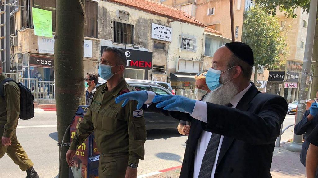 אביב כוכבי ואברהם רובינשטיין בסיור בבני ברק