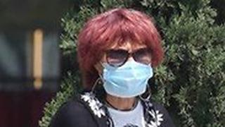 הציבור מטייל ביום שמשי בכיכר דיזנגוף למרות הקורונה