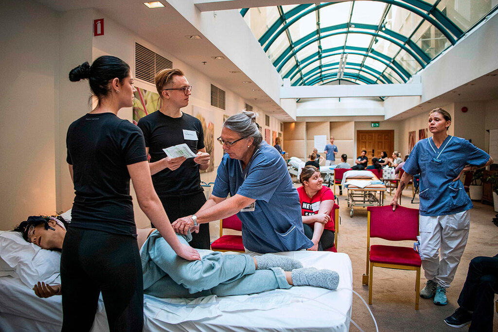 שטוקהולם שבדיה הכשרת מתנדבים לעבודה בבתי חולים נגיף קורונה