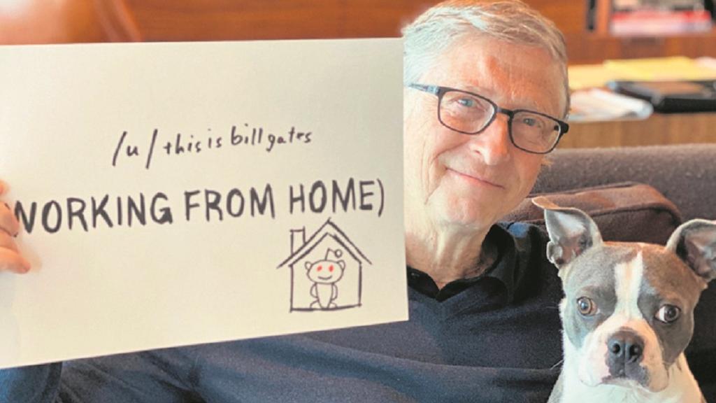 ביל גייטס בתמונת סלפי בביתו מתוך חשבון הטוויטר שלו