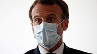 נשיא צרפת עמנואל מקרון  עם מסכת פנים