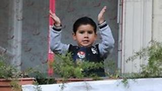 ילד במרפסת בברצלונה