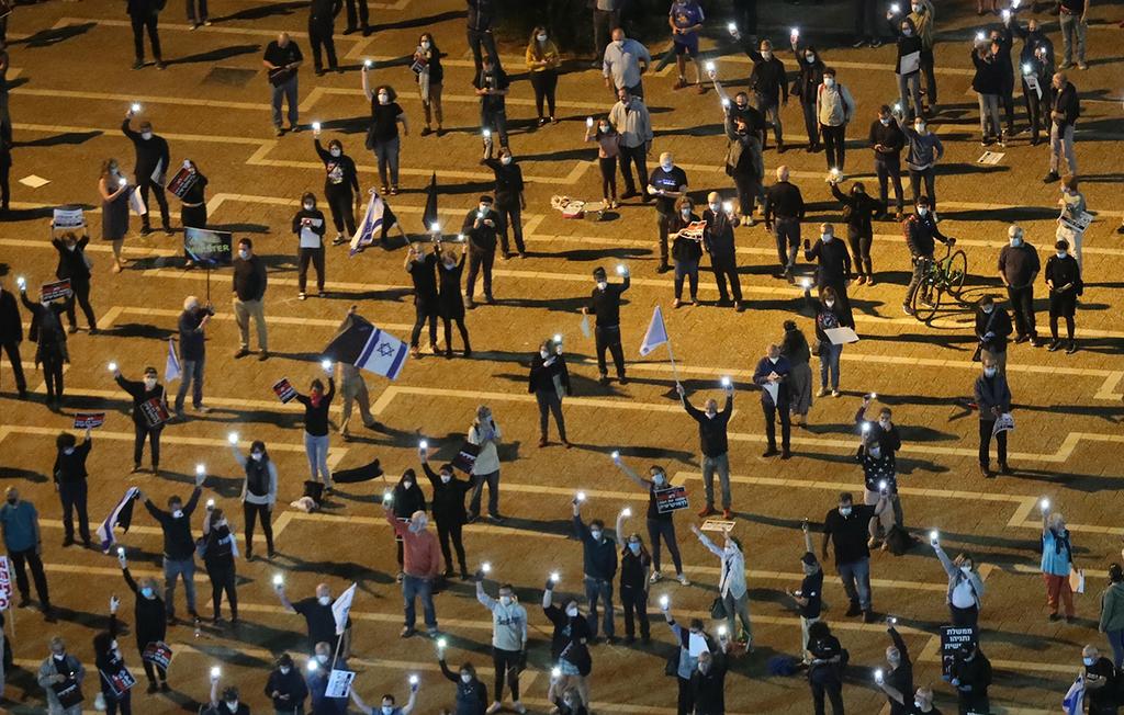 סימון שמירת מרחק של שני מטר במחאת הדלגים השחורים בכיכר רבין