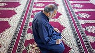 מתפלל לבד במסגד בבגדד
