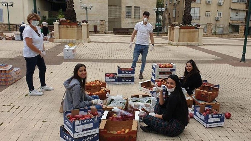 Youths packaging food for Holocaust survivors during the pandemic מתנדבים עבור ניצולי שואה