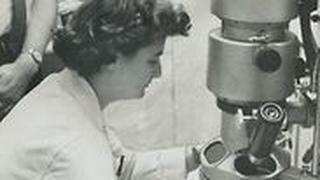 החוקרת יוני אלמיידה עם מיקרוסקופ האלקטרונים שלה בקנדה בשנת 1963