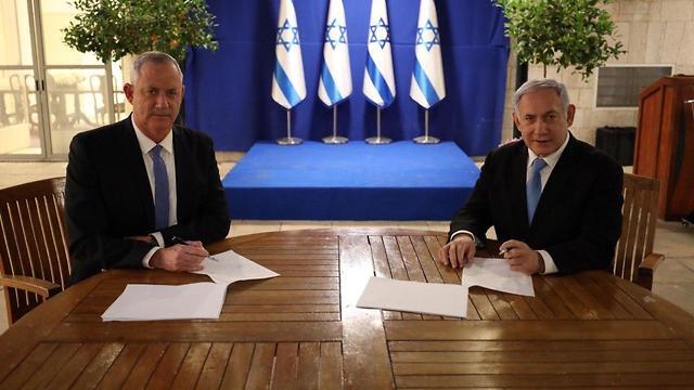 Gantz and Netanyahu signing the coalition agreement following the March 2020 election