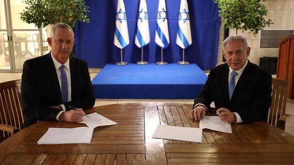 Benny Gantz and Benjamin Netanyahu signing their coalition agreement following the March 2020 elections
