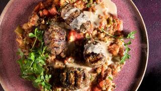 קבב חלבי על מצע משוויה 