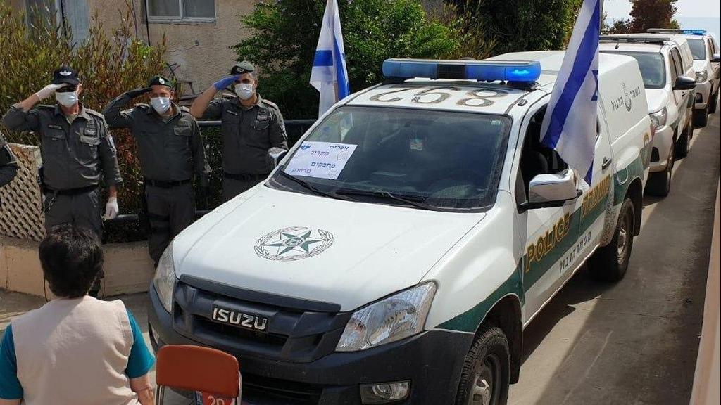 שוטרי השיטור הקהילתי בעמק הירדן הצדיעו במהלך הצפירה לשורדת שואה המתגוררת ביישוב פוריה עילית