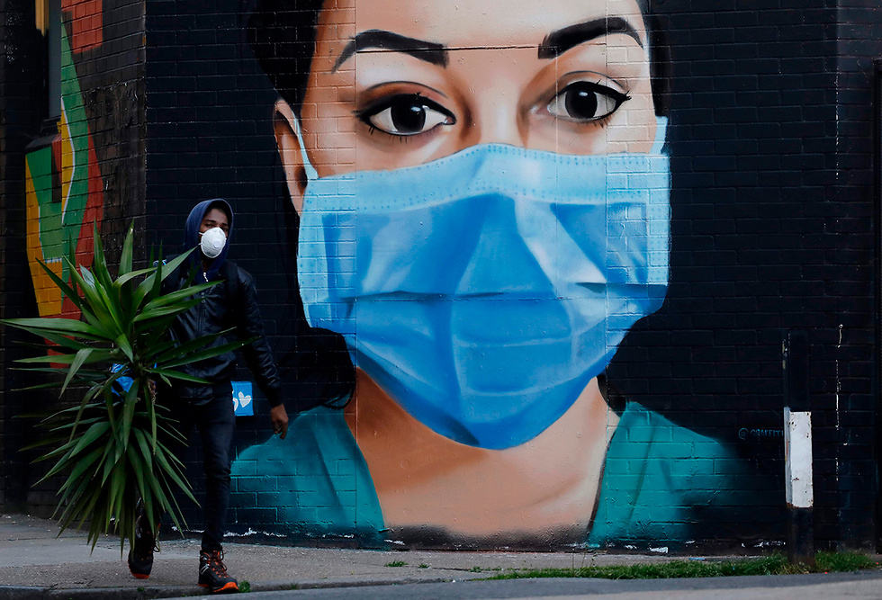 איור ציור קיר לכבוד צוותי הרפואה אחיות ב לונדון בריטניה שבחזית המאבק ב קורונה