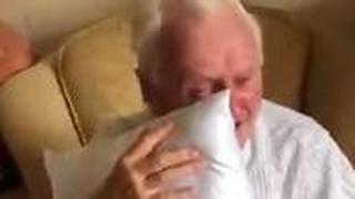 קשיש מקבל כרית עם תמונת אלמנתו ב בית אבות ב בריטניה
