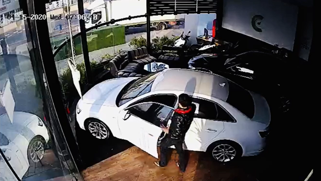 Машину угнали из автосалона в Петах-Тикве