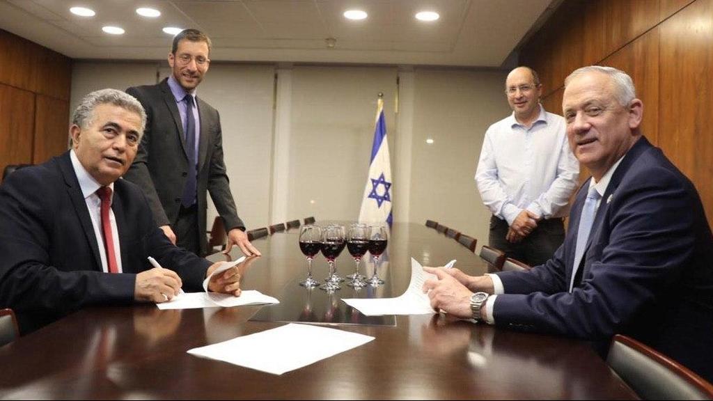 בני גנץ ועמיר פרץ חתמו על הסכם קואליציוני