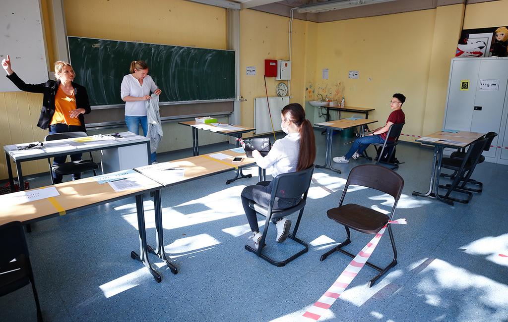 A German school implements social distancing (Photo: Reuters) תלמידים מורים בית ספר תיכון פרייהר-ווום-שטיין בון גרמניה קורונה