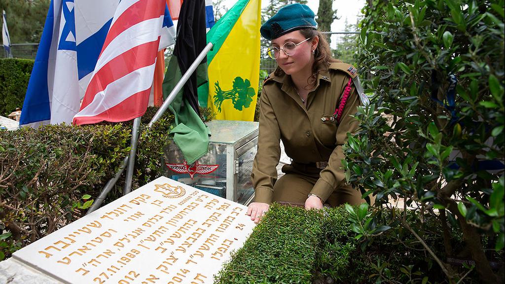 שרונה פסין עולה לקברו של מקס שטיינברג ז"ל לקראת יום הזיכרון