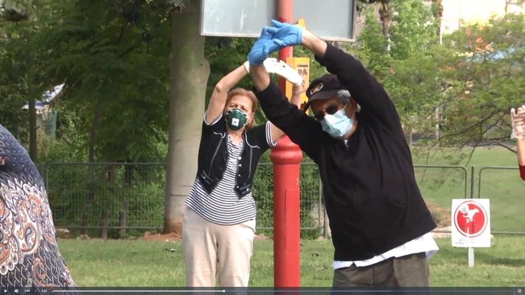 Exercising in Shoham park (Photo: Nitzan Dror) קשישים בשוהם