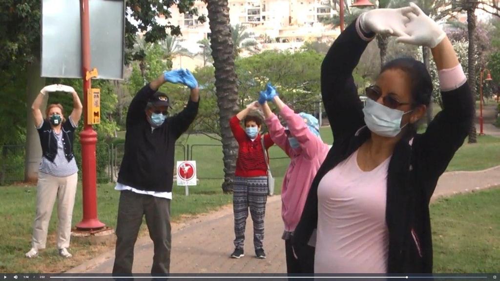 Exercising in Shoham park (Photo: Nitzan Dror) קשישים בשוהם