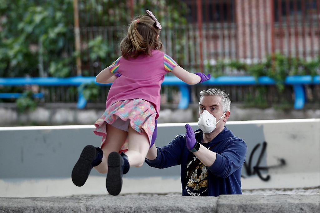 ספרד ילדים יצאו מהבתים הקלה ב סגר נגיף קורונה
