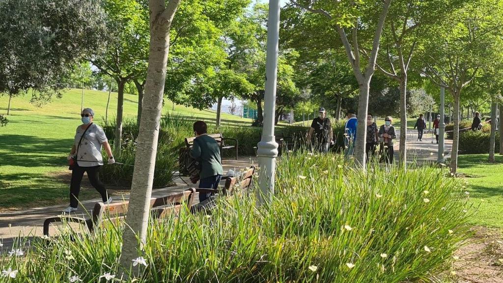 Israel's senior citizens enjoy the open air in a park in Shoham (Photo: Courtesy) קשישים בשוהם