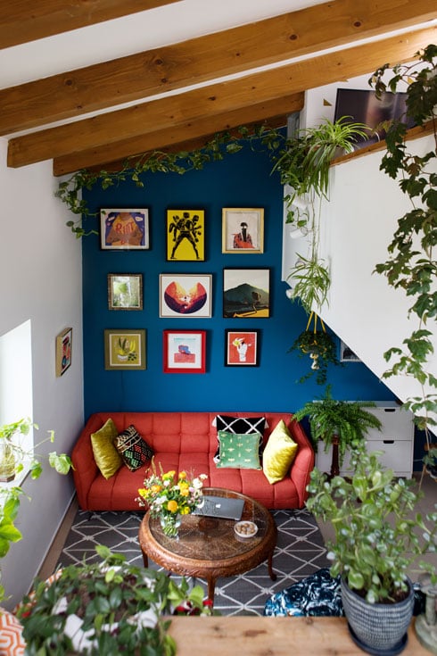 Синяя стена придает комнате характер. Дизайн: Шай-Элиэзер Цви. Фото: Ширан Кармель