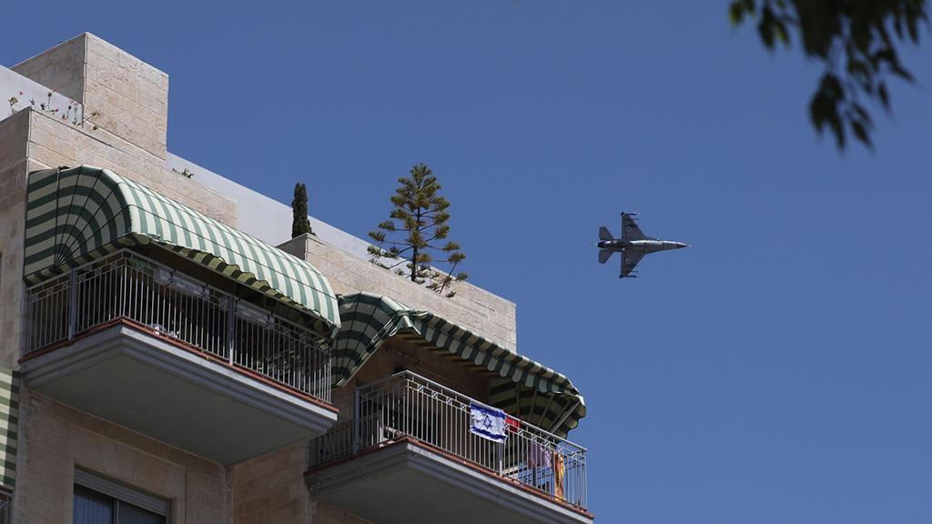 מטוס F-16 מעל בית חולים שערי צדק 