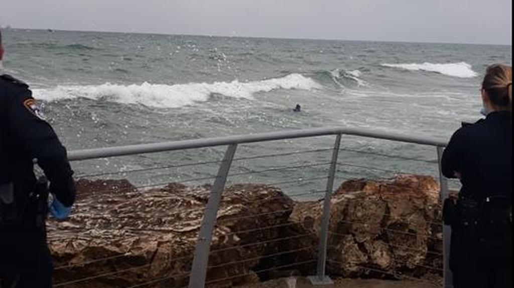 Нарушитель карантина сбежал от полиции в штормовое море