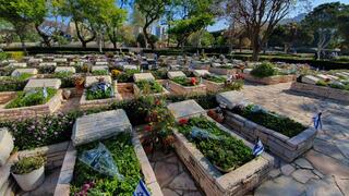 בית העלמין הצבאי בחיפה ריק ביום הזיכרון