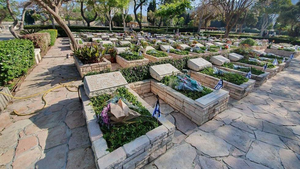 בית העלמין הצבאי בחיפה ריק ביום הזיכרון