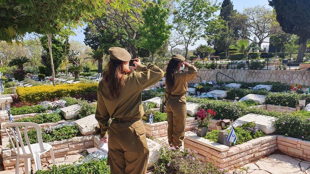 חיילים בבית עלמין קריית שאול בתל אביב ביום הזיכרון