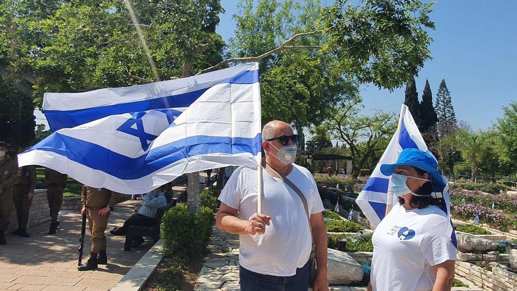 חיילים בבית עלמין קריית שאול בתל אביב ביום הזיכרון