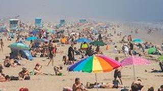 חוף האנטינגטון ב קליפורניה ארה"ב התקהלות למרות ה קורונה