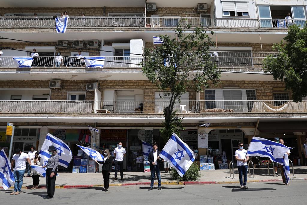 ירושלים אנשים עומדים בצפירת יום הזיכרון לחללי מערכות ישראל ברחבי הארץ