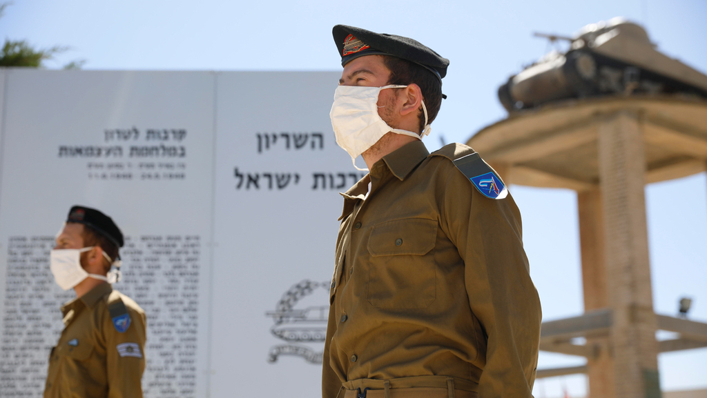 לטרון צפירה יום הזיכרון ל חללי מערכות ישראל חיילים עומדים רחבי הארץ 