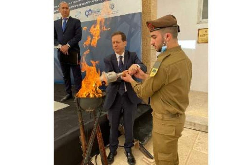 Ицхак Герцог и Ури Хамо зажигают факел на церемонии памяти солдат. Фото: пресс-служба Сохнута Ицхак Герцог и Ори Хамо зажигают факел на церемонии памяти солдат. Фото: пресс-служба Сохнута