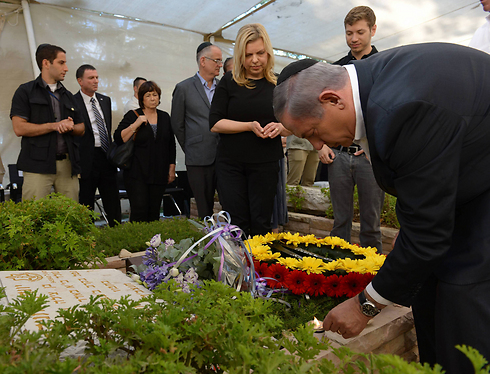 Benjamin Netanyahu visiting the grave of his brother Yonatan in 2015 