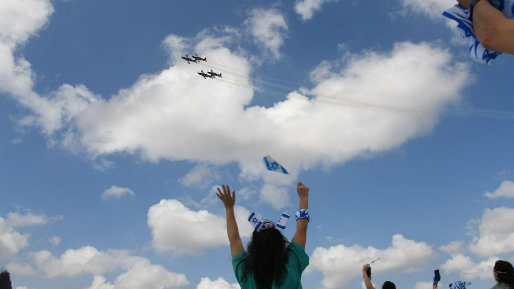  Израильские медики приветствуют пилотов. Фото: Яир Саги
