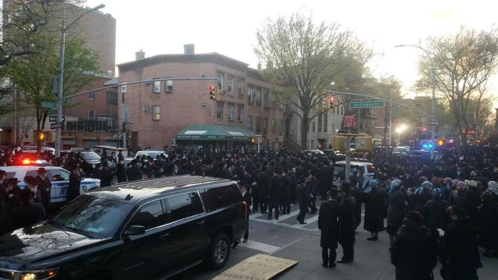 ניו יורק ברוקלין ארה"ב פיזור הלוויה של חרדים נגיף קורונה