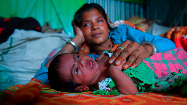 נגיף קורונה הורים קוראים לילדים על שם הנגיף תינוק בשם סגר עם אמו הודו