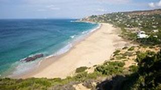 חוף ב זהארה דה לוס אטונס ב ספרד שאותו ריססו בחומר חיטוי נגד קורונה