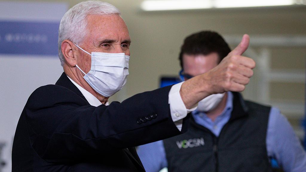 סגן נשיא ארה"ב מיק פנס עם מסכה קורונה בביקור במפעל ב אינדיאנה לייצור מכונות הנשמה