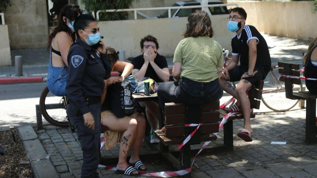 אנשים מתקהלים בתל אביב בניגוד להנחיות משרד הבריאות
