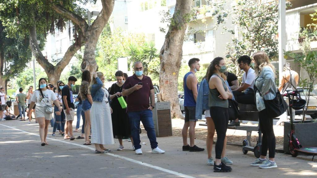 אנשים מתקהלים בתל אביב בניגוד להנחיות משרד הבריאות