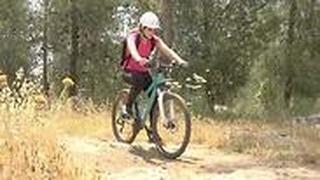רוכבי האופניים יצאו לרכב ביער בן שמן עם ההקלה בהגבלות