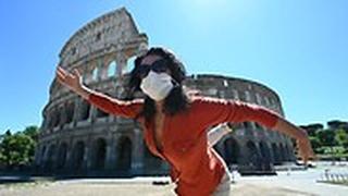 יוגה עם מסכה מול הקולוסיאום קולוסיאום ב רומא איטליה הקלות